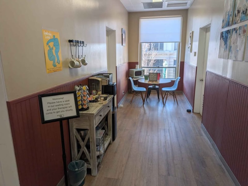 Building Photo - 112 Shoshone St E