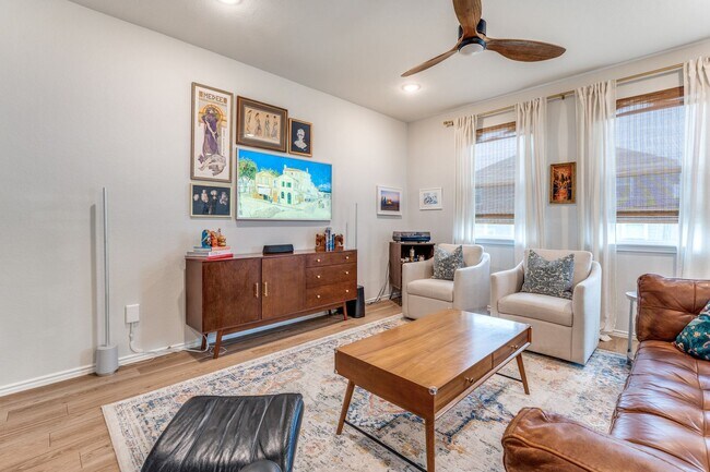 Building Photo - SPACIOUS 4-BEDROOM HOME IN BELLA ROSA