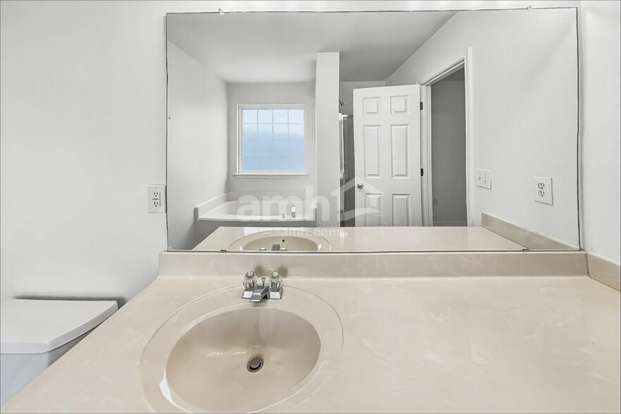 Building Photo - 4015 Shadow Pines Cir
