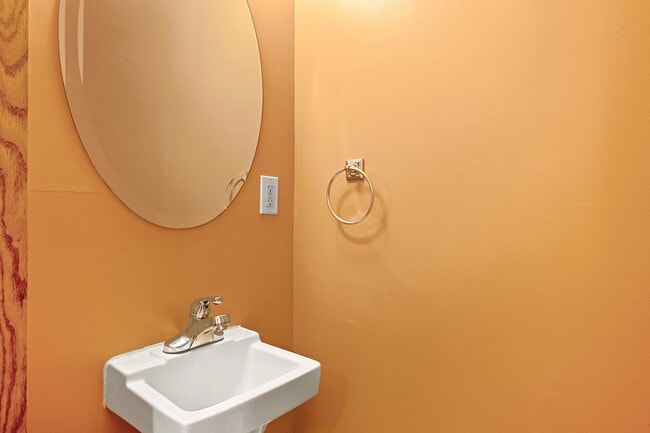 Building Photo - Spacious 3BR 2Bath Townhome in the desirable Seward Neighborhood!