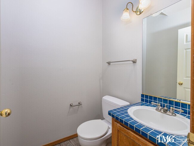 Building Photo - Grand 5+ Bedroom Home in Desirable Garden Home- Raleigh Hills Location with 2800 Sq Ft!