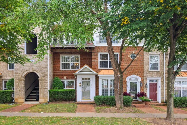 Building Photo - Spacious, Private AND Convenient 2-Level C...