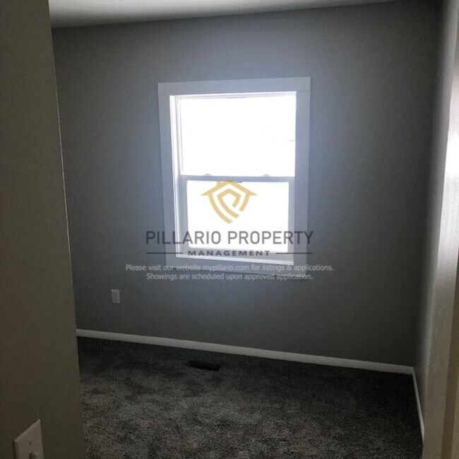 Building Photo - 4-Bedroom Home with Spacious Kitchen & Detached Garage, Available NOW!