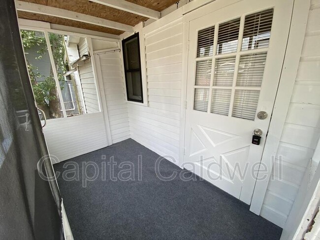 Building Photo - 304 E Hanna Ave