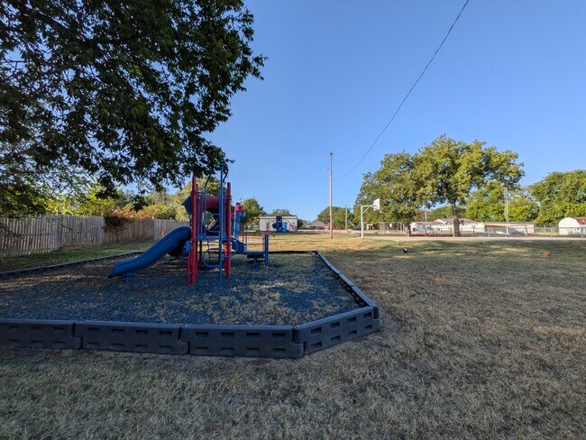 Building Photo - 107 Spur Rd