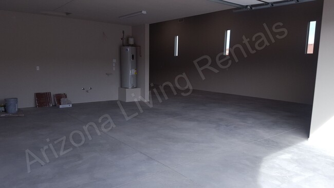 Building Photo - BEAUTIFUL RV GARAGE HOME