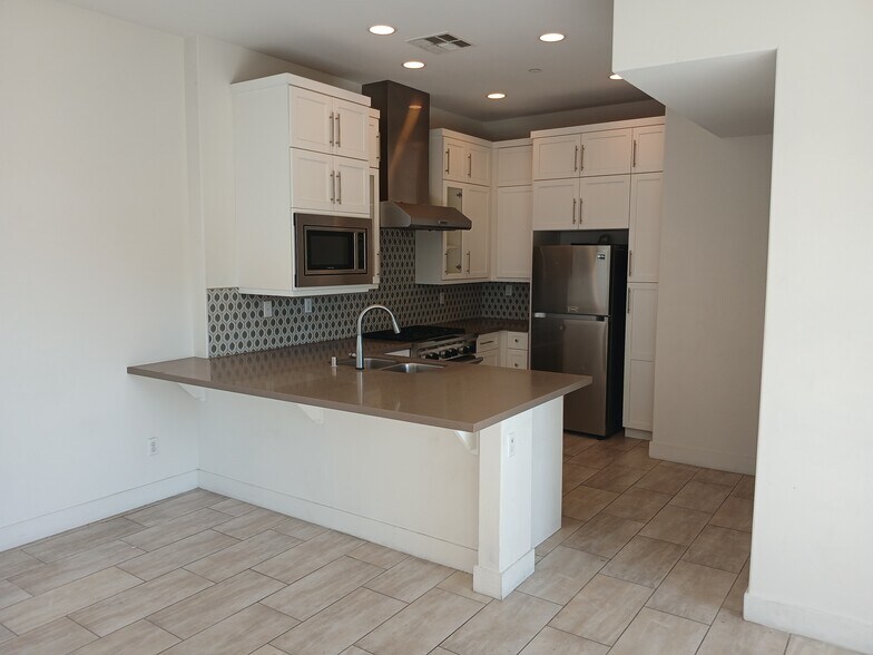 Building Photo - 135 W Live Oak Ave