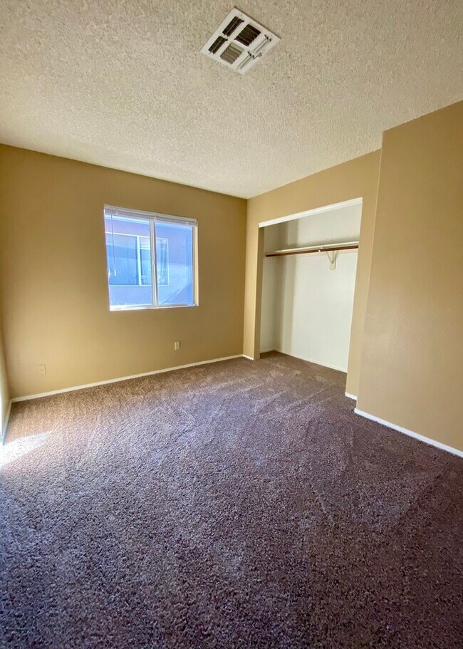 Building Photo - HOUSE FOR RENT