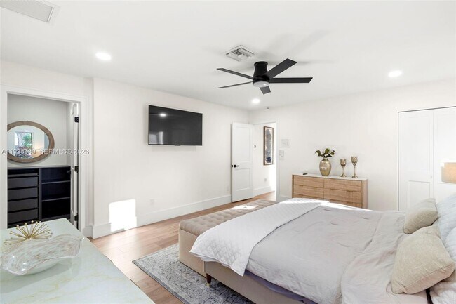 Building Photo - 3540 NE 28th Ave