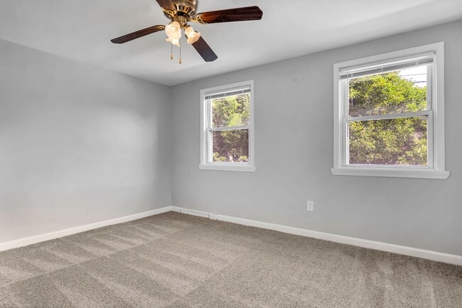 Building Photo - 2 Bed and Den