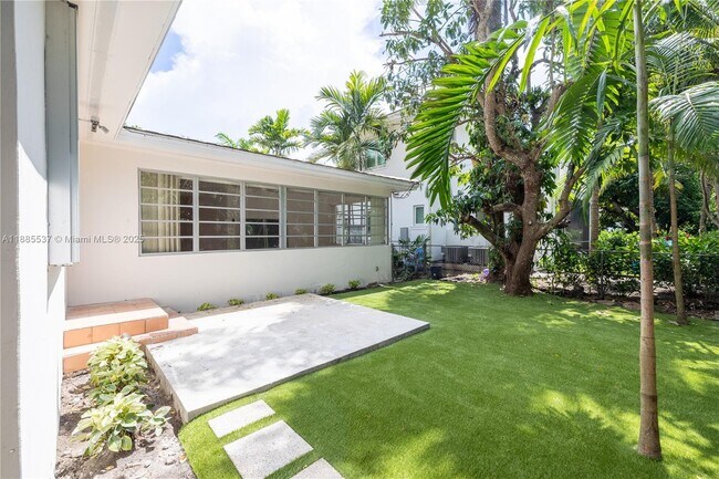 Building Photo - 5600 San Vicente St