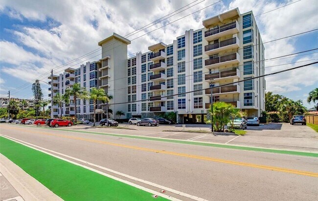 Building Photo - 9800 W Bay Harbor Dr