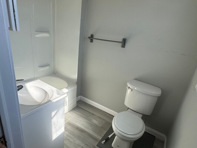 Building Photo - 2 Bedroom, 1 Bathroom House in Lancaster