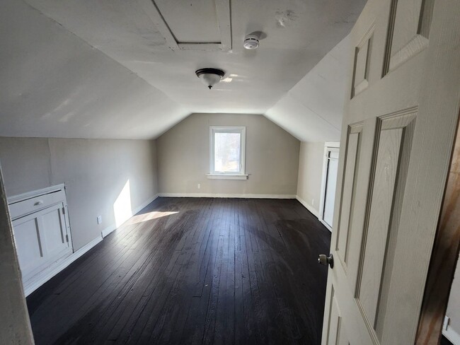 Building Photo - Spacious 4- Bedroom