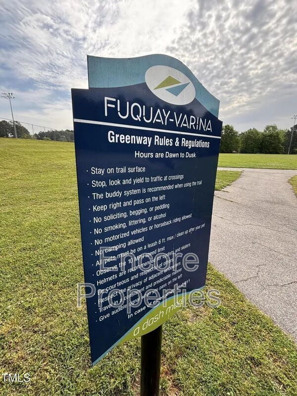 Building Photo - 2211 Montebell View Dr