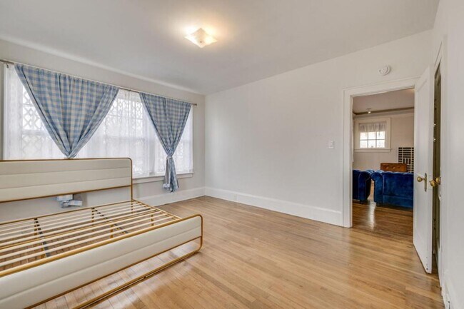 Building Photo - 818 5th St