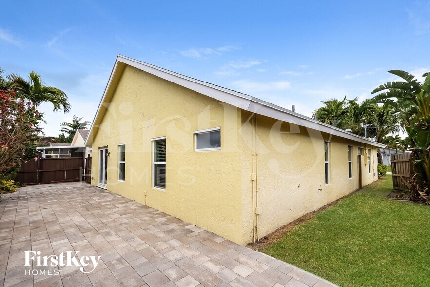 Building Photo - 6484 Robinson St