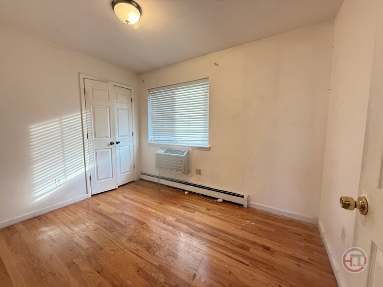 Building Photo - 1561 Mayflower Ave