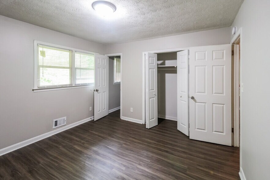 Building Photo - 7006 Knollwood Dr