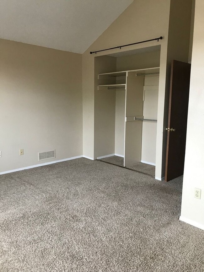 Building Photo - Like New Townhome in Great Aurora Community