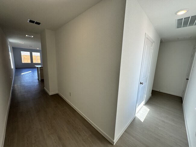 Building Photo - 1613 Elliott Rd