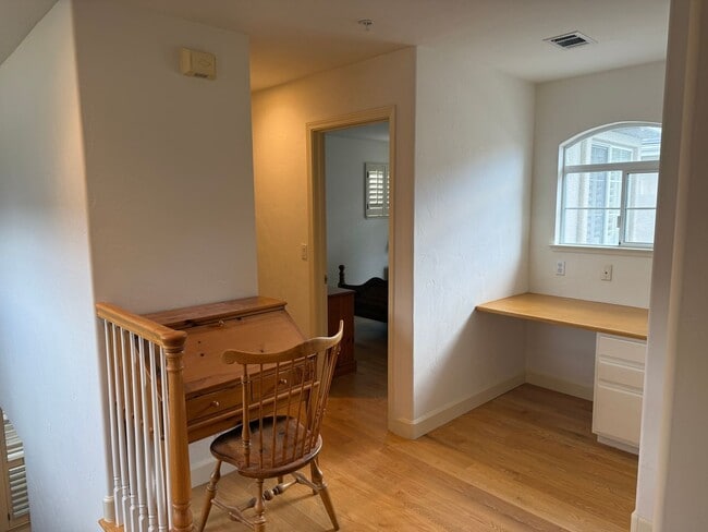 Building Photo - Los Altos Townhouse