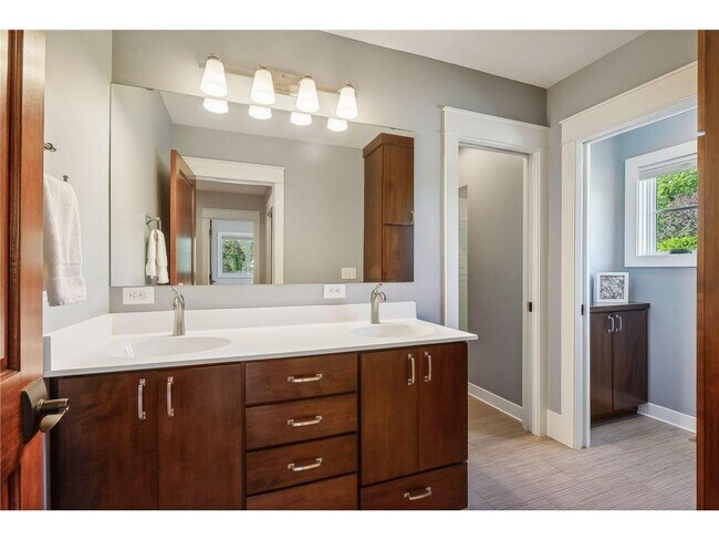 Building Photo - 4015 Wood End Dr