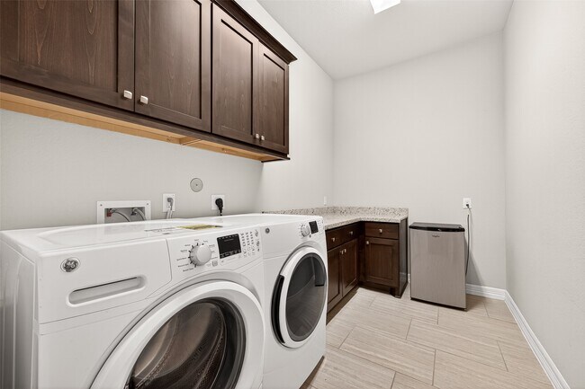 Building Photo - 32607 Wingfoot Cir