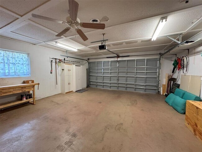 Building Photo - 1050 Bloomfield Dr