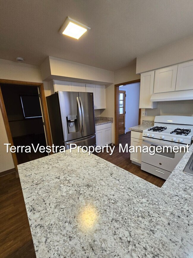 Building Photo - Available 1/2026! 6 Bedroom College Rental 2 Kitchens!!