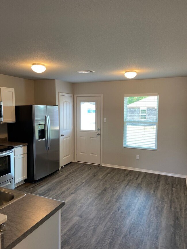 Building Photo - Pre-Leasing Now! Modern Three Bedroom | Two Bath Home in Conrad Court