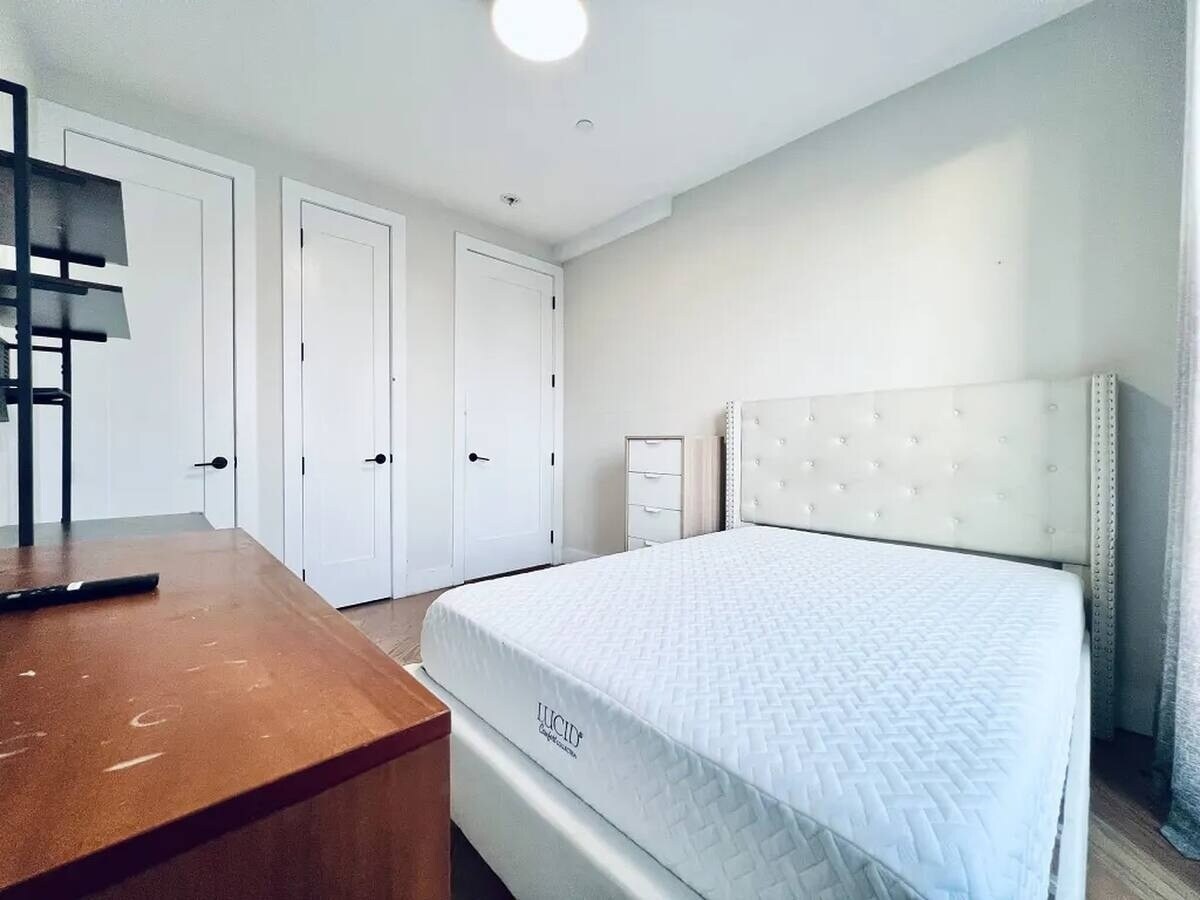 Building Photo - Furnished room/NOT APARTMENT