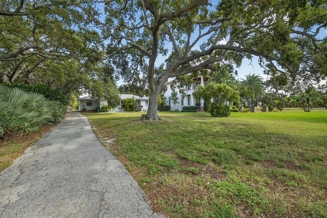 Building Photo - 215 Edgewater Dr