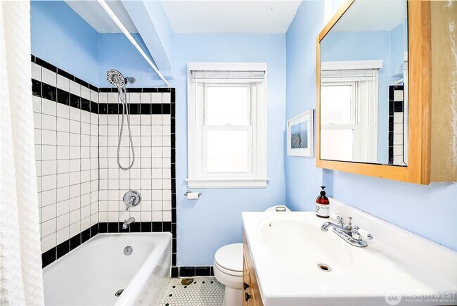 Building Photo - Charming 4 bed, 2 bath, fully fenced, covered deck in convenient location.