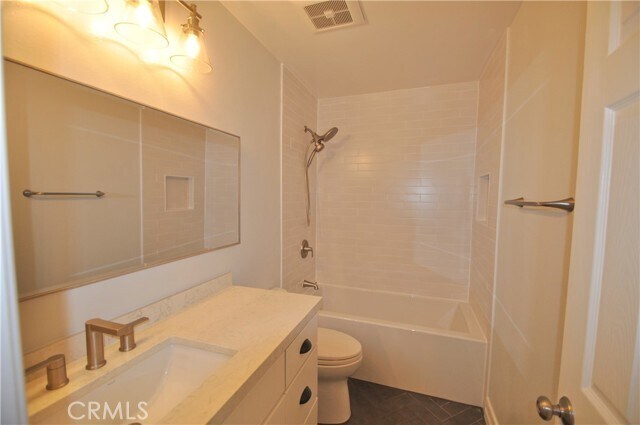 Building Photo - 6 Acorn