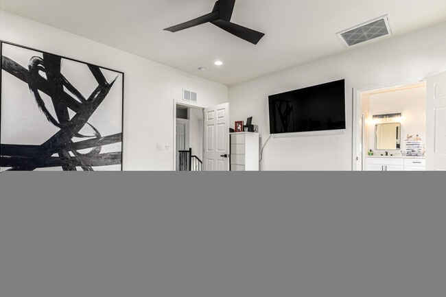 Building Photo - 2707 W Lamar Rd