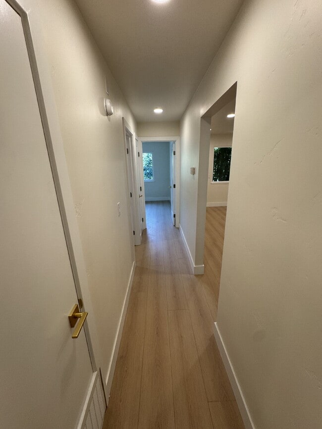 Building Photo - Beautifully Updated 2 Bedroom Home Near Freeway Access
