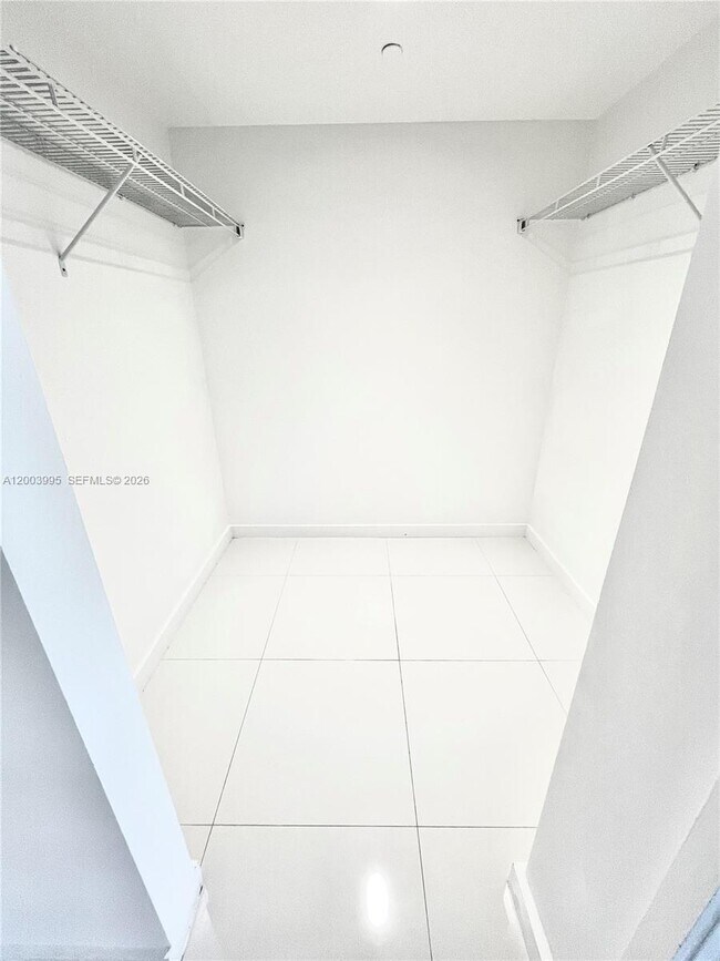 Building Photo - 9940 W Bay Harbor Dr