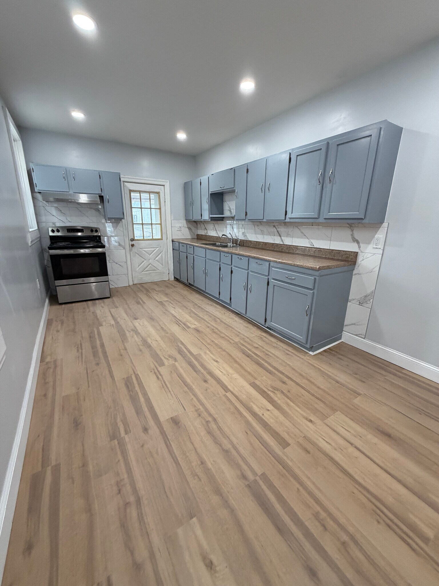 Building Photo - 644 E Madison St