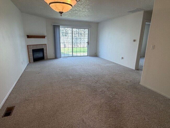 Building Photo - 3 Bedroom 2 bath Duplex