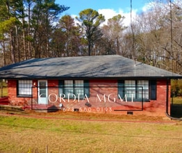 Building Photo - Beautiful Brick Home with Space! - Mableto...