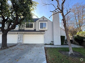 Building Photo - Spacious Central Ventura Townhome