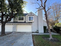 Building Photo - Spacious Central Ventura Townhome