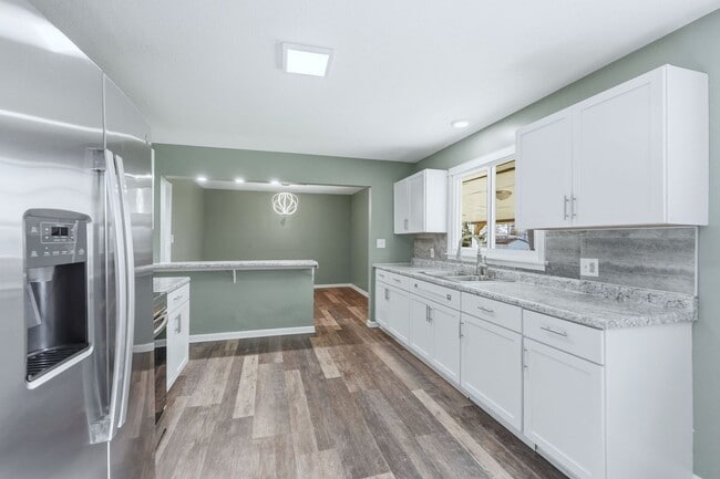 Building Photo - Updated 3BR Home with Fenced Yard & Garage