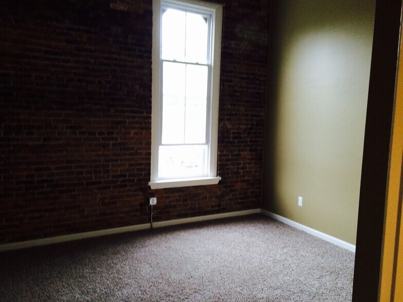 Building Photo - 135 S Main St