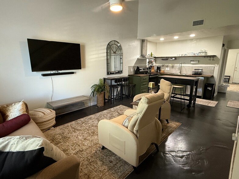 Primary Photo - 301 S Lipona Rd