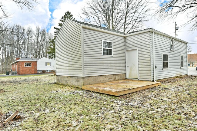 Building Photo - House for RENT in Hubbard Township!