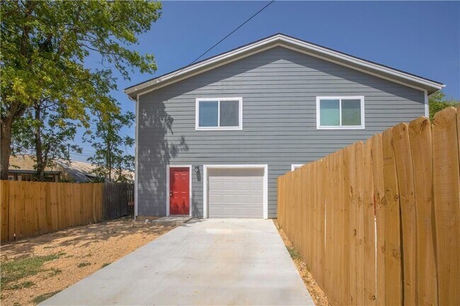 Building Photo - 214 Lizzie St