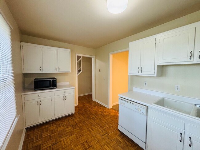 Building Photo - 4 Bedroom, 2.5 Bath Townhouse