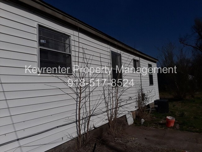 Building Photo - Spacious 4 Bedroom House
